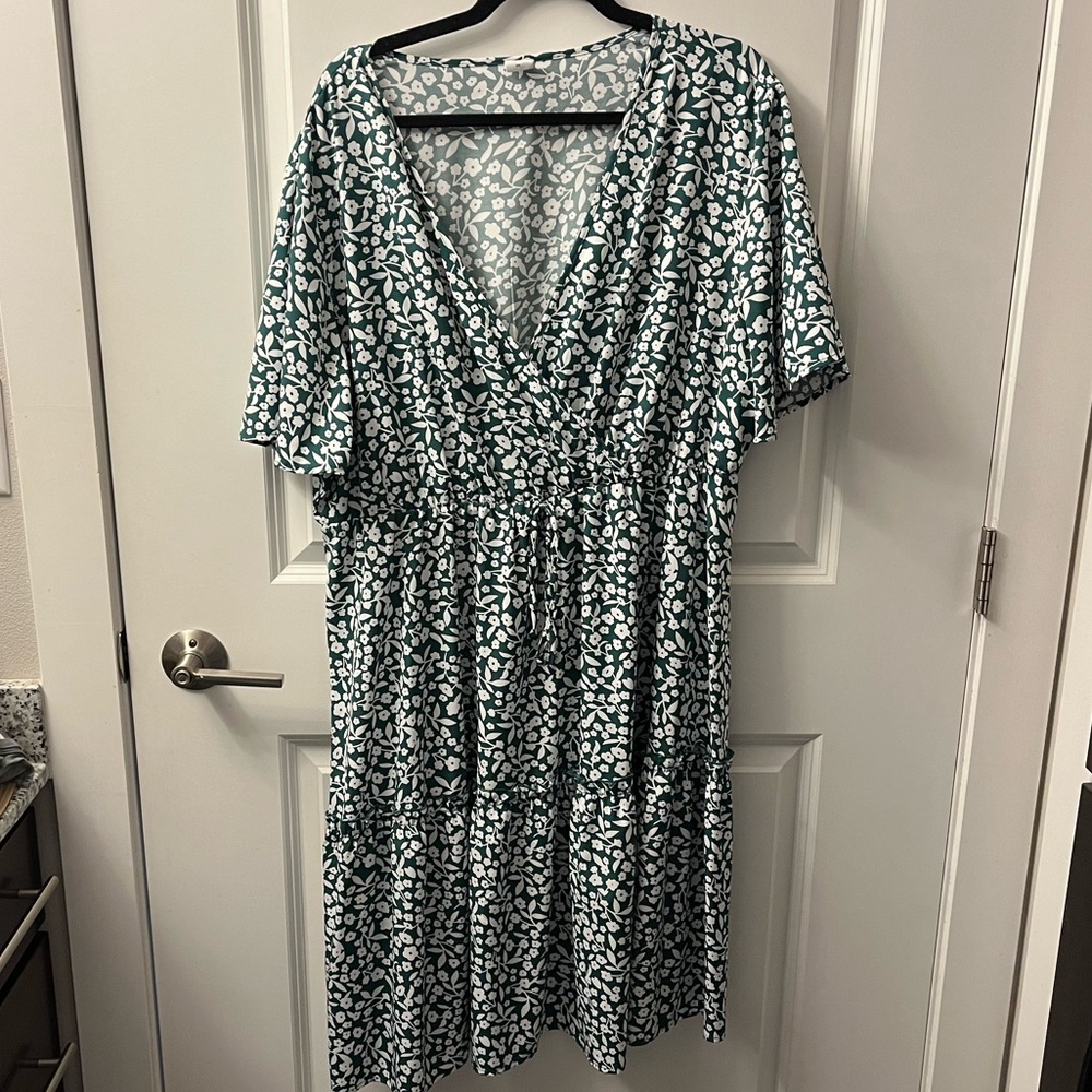 SHEIN Green and White Leaf Print Midi Dress